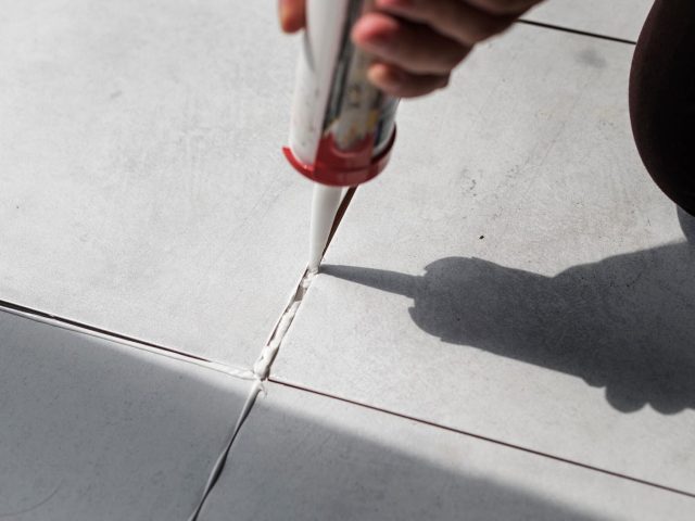 How to Remove and Replace Silicone From Tiles